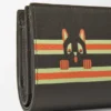 Cartera compacta «Futurist Cat» en piel de becerro clásica Cartera compacta «Futurist Cat» en piel de becerro clásica