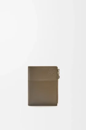 Cartera compacta y delgada en piel de becerro brillante