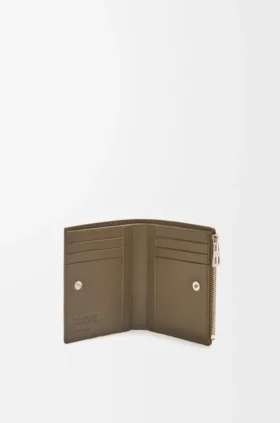 Cartera compacta y delgada en piel de becerro brillante