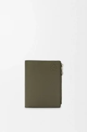 Cartera compacta y delgada en piel de becerro suave granulada
