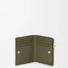 Cartera compacta y delgada en piel de becerro suave granulada Cartera compacta y delgada en piel de becerro suave granulada
