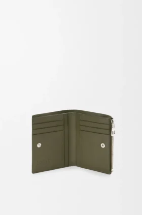 Cartera compacta y delgada en piel de becerro suave granulada