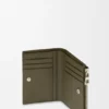 Cartera compacta y delgada en piel de becerro suave granulada Cartera compacta y delgada en piel de becerro suave granulada