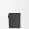 Cartera compacta y delgada en piel de becerro suave granulada Cartera compacta y delgada en piel de becerro suave granulada