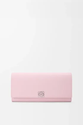 Cartera Continental Anagram en piel de becerro con textura de Pebble