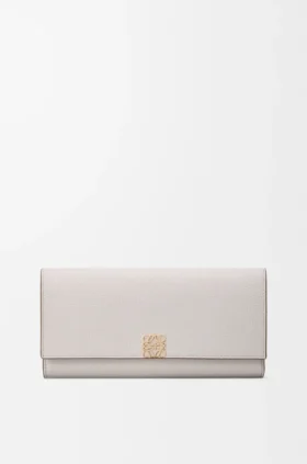 Cartera Continental Anagram en piel de becerro con textura de Pebble