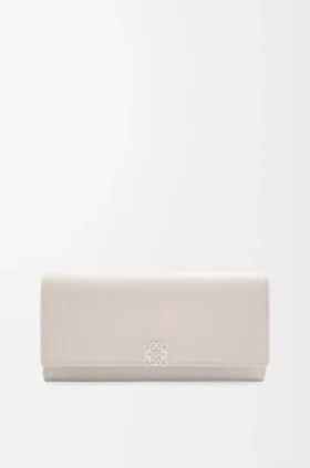 Cartera Continental Anagram en piel de becerro con textura de Pebble