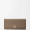 Cartera Continental Anagram en piel de becerro con textura de Pebble Cartera Continental Anagram en piel de becerro con textura de Pebble