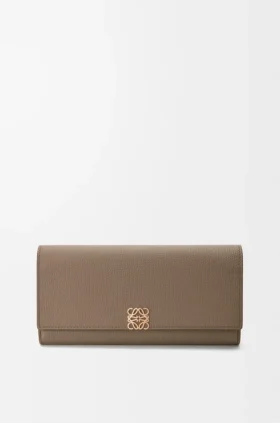 Cartera Continental Anagram en piel de becerro con textura de Pebble