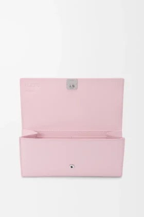 Cartera Continental Anagram en piel de becerro con textura de Pebble