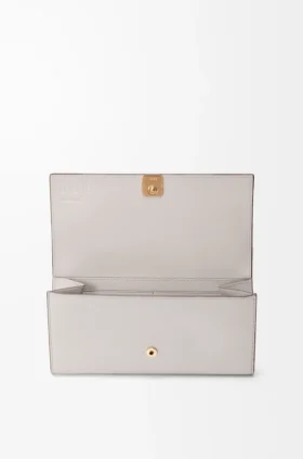Cartera Continental Anagram en piel de becerro con textura de Pebble
