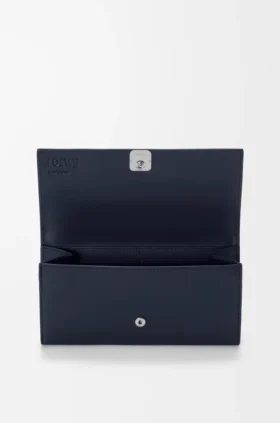 Cartera Continental Anagram en piel de becerro con textura de Pebble