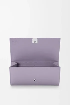 Cartera Continental Anagram en piel de becerro con textura de Pebble