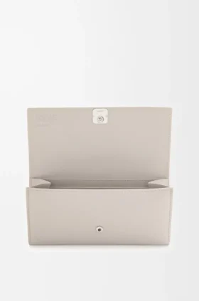 Cartera Continental Anagram en piel de becerro con textura de Pebble