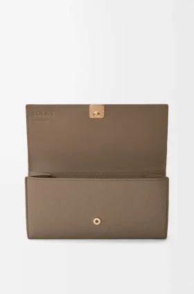 Cartera Continental Anagram en piel de becerro con textura de Pebble
