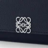Cartera Continental Anagram en piel de becerro con textura de Pebble Cartera Continental Anagram en piel de becerro con textura de Pebble