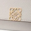 Cartera Continental Anagram en piel de becerro con textura de Pebble Cartera Continental Anagram en piel de becerro con textura de Pebble