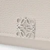 Cartera Continental Anagram en piel de becerro con textura de Pebble Cartera Continental Anagram en piel de becerro con textura de Pebble