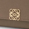 Cartera Continental Anagram en piel de becerro con textura de Pebble Cartera Continental Anagram en piel de becerro con textura de Pebble