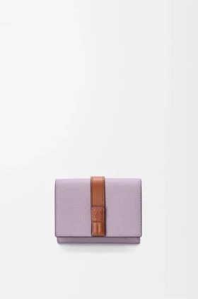 Cartera de tres pliegues en piel de becerro de grano suave