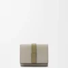 Cartera de tres pliegues en piel de becerro de grano suave Cartera de tres pliegues en piel de becerro de grano suave