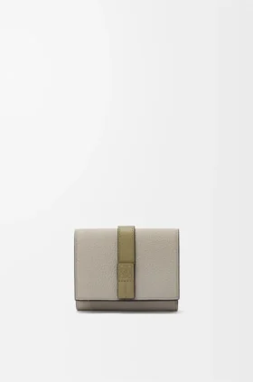 Cartera de tres pliegues en piel de becerro de grano suave