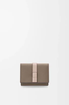 Cartera de tres pliegues en piel de becerro de grano suave