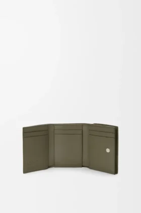 Cartera de tres pliegues en piel de becerro de grano suave
