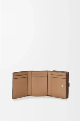 Cartera de tres pliegues en piel de becerro de grano suave