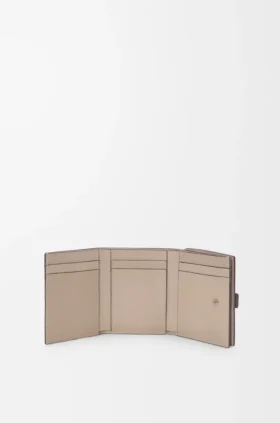 Cartera de tres pliegues en piel de becerro de grano suave
