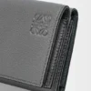 Cartera de tres pliegues en piel de becerro de grano suave Cartera de tres pliegues en piel de becerro de grano suave