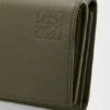 Cartera de tres pliegues en piel de becerro de grano suave Cartera de tres pliegues en piel de becerro de grano suave