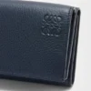 Cartera de tres pliegues en piel de becerro de grano suave Cartera de tres pliegues en piel de becerro de grano suave