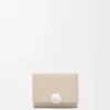 Cartera de tres pliegues «Pebble» en piel de becerro con textura «Pebble» Cartera de tres pliegues «Pebble» en piel de becerro con textura «Pebble»