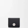 Cartera de tres pliegues «Pebble» en piel de becerro con textura «Pebble» Cartera de tres pliegues «Pebble» en piel de becerro con textura «Pebble»