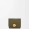 Cartera de tres pliegues «Pebble» en piel de becerro con textura «Pebble» Cartera de tres pliegues «Pebble» en piel de becerro con textura «Pebble»
