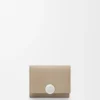 Cartera de tres pliegues «Pebble» en piel de becerro con textura «Pebble» Cartera de tres pliegues «Pebble» en piel de becerro con textura «Pebble»