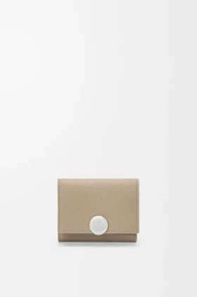 Cartera de tres pliegues «Pebble» en piel de becerro con textura «Pebble»