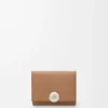 Cartera de tres pliegues «Pebble» en piel de becerro con textura «Pebble» Cartera de tres pliegues «Pebble» en piel de becerro con textura «Pebble»