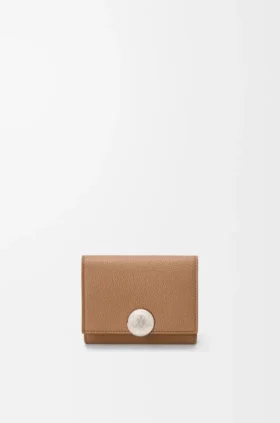 Cartera de tres pliegues «Pebble» en piel de becerro con textura «Pebble»