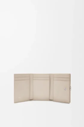 Cartera de tres pliegues «Pebble» en piel de becerro con textura «Pebble»