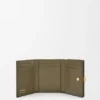 Cartera de tres pliegues «Pebble» en piel de becerro con textura «Pebble» Cartera de tres pliegues «Pebble» en piel de becerro con textura «Pebble»
