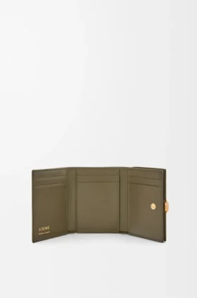 Cartera de tres pliegues «Pebble» en piel de becerro con textura «Pebble»