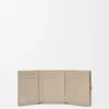 Cartera de tres pliegues «Pebble» en piel de becerro con textura «Pebble» Cartera de tres pliegues «Pebble» en piel de becerro con textura «Pebble»