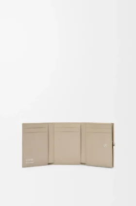 Cartera de tres pliegues «Pebble» en piel de becerro con textura «Pebble»