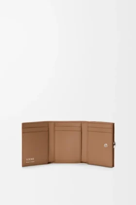 Cartera de tres pliegues «Pebble» en piel de becerro con textura «Pebble»