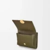 Cartera de tres pliegues «Pebble» en piel de becerro con textura «Pebble» Cartera de tres pliegues «Pebble» en piel de becerro con textura «Pebble»