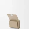 Cartera de tres pliegues «Pebble» en piel de becerro con textura «Pebble» Cartera de tres pliegues «Pebble» en piel de becerro con textura «Pebble»