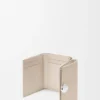 Cartera de tres pliegues «Pebble» en piel de becerro con textura «Pebble» Cartera de tres pliegues «Pebble» en piel de becerro con textura «Pebble»