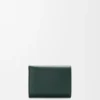 Cartera de tres pliegues «Pebble» en piel de becerro con textura «Pebble» Cartera de tres pliegues «Pebble» en piel de becerro con textura «Pebble»